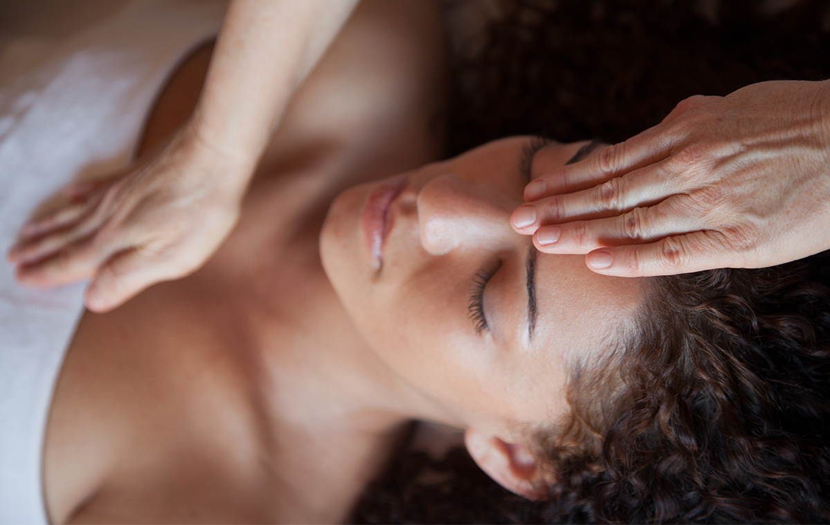 Le Reiki est une technique de bien-être et de relaxation. Plongez dans le monde du Reiki et découvrez d’où il vient et comment se déroule une séance.